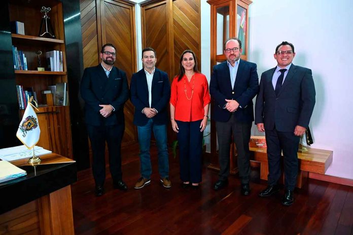 SE-REUNE-CON-EQUIPO-DE-FORD-4