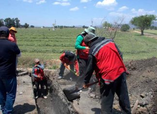 Obras Públicas Municipales repara carretera por socavón en Alto de San José