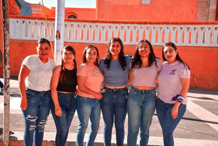Mujeres participan en Super clase de Autodefensa