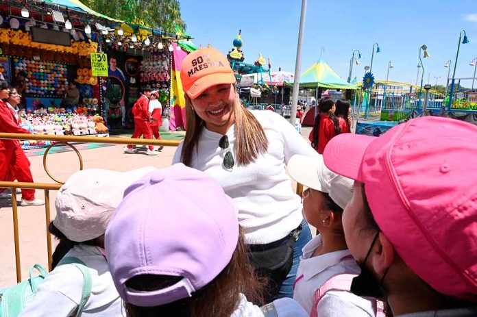 Disfrutan estudiantes de feria de las fresas