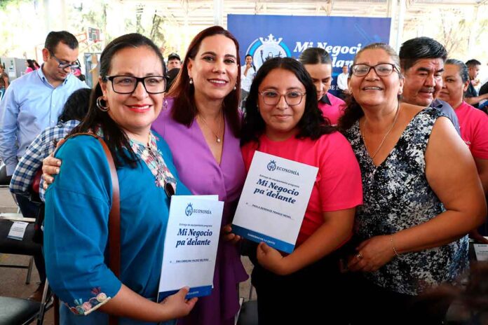 BENEFICIAN A IRAPUATENSES CON ENTREGA DE EQUIPAMIENTO PARA NEGOCIOS Y ESCRITURAS