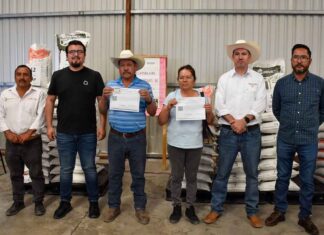 Job Gallardo y Justino Arriaga entregan fertilizante a productores