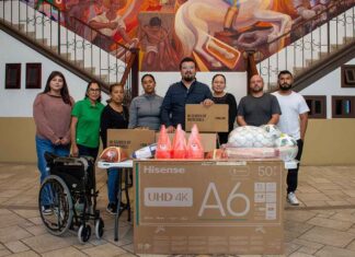 Entrega de computadoras, silla de ruedas y otros materiales