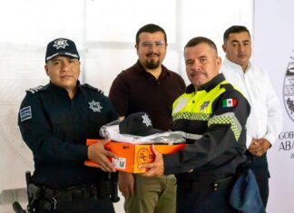 El alcalde Job Gallardo realizó la entrega de uniformes a varias corporaciones del municipio Abasolo
