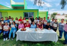 Con el firme objetivo de impulsar el autoempleo, dotar de herramientas prácticas para el emprendimiento y fortalecer la economía de las familias rurales, se llevó a cabo la clausura oficial del Curso de Repostería Básica en la comunidad de La Estrella, perteneciente a este municipio.
