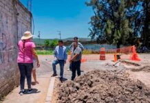 Supervisa Humberto Hernández obras en la calle Cafetal: «Las cosas deben hacerse con responsabilidad»